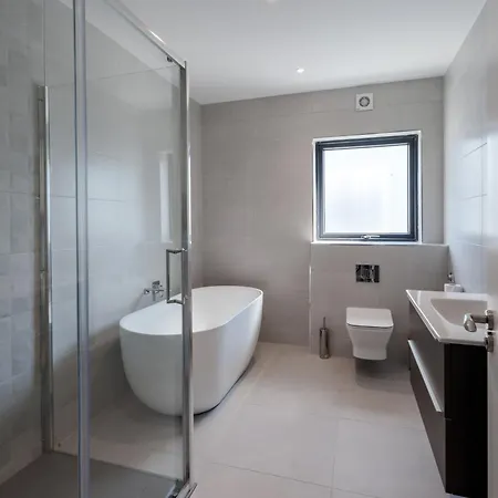 Large Detached In The Heart Of To Sleep 14 People Nyaraló Sneem
