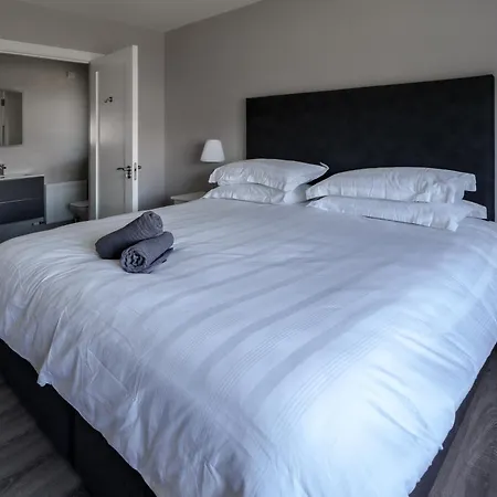 Large Detached In The Heart Of To Sleep 14 People