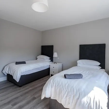 Nyaraló Large Detached In The Heart Of To Sleep 14 People *