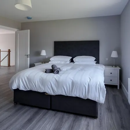 Large Detached In The Heart Of To Sleep 14 People Nyaraló