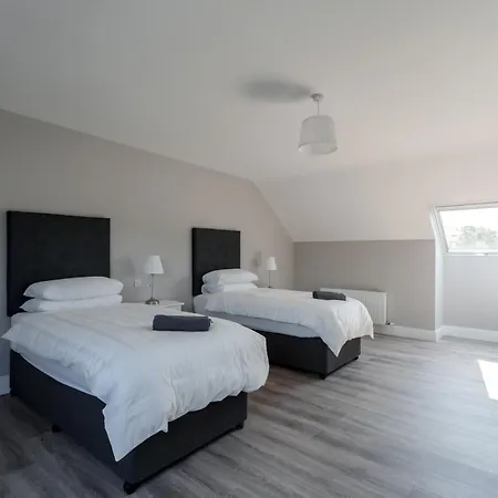 Nyaraló Large Detached In The Heart Of To Sleep 14 People