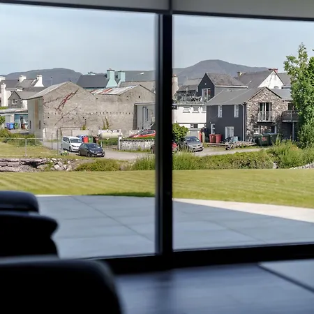 Large Detached In The Heart Of To Sleep 14 People Sneem